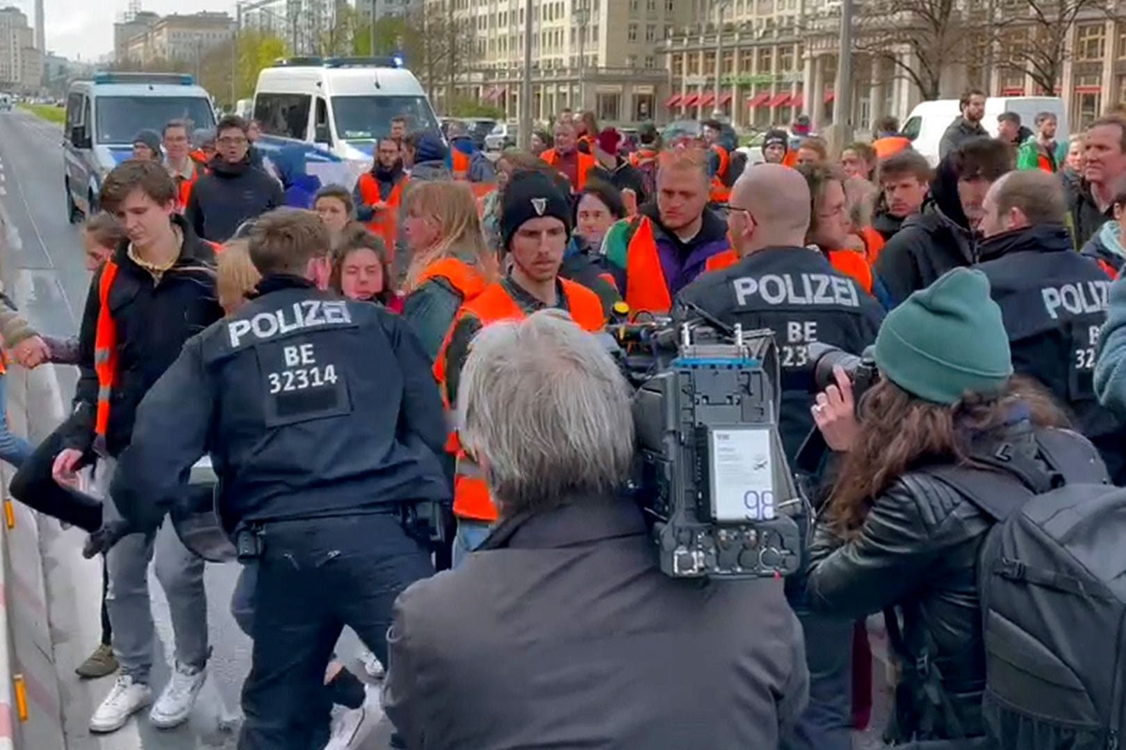 Auftaktveranstaltung: Letzte Generation gerät mit Polizei aneinander