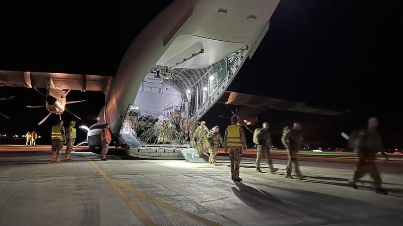 Amman: Auf der Luftwaffenbasis Al-Asrak in Jordanien kommen Soldaten der Bundeswehr an. Die Bundeswehr hat am Sonntag im Sudan einen Einsatz für die Evakuierung deutscher Staatsbürger begonnen.