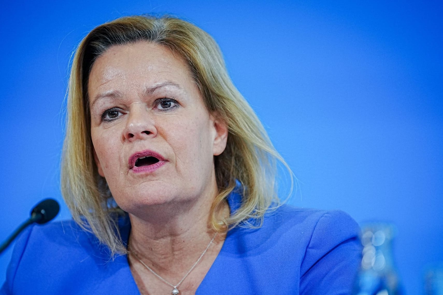 Bundesinnenministerin Nancy Faeser: Die SPD-Politikerin fordert dazu auf, am Tag der Arbeit friedlich zu demonstrieren.