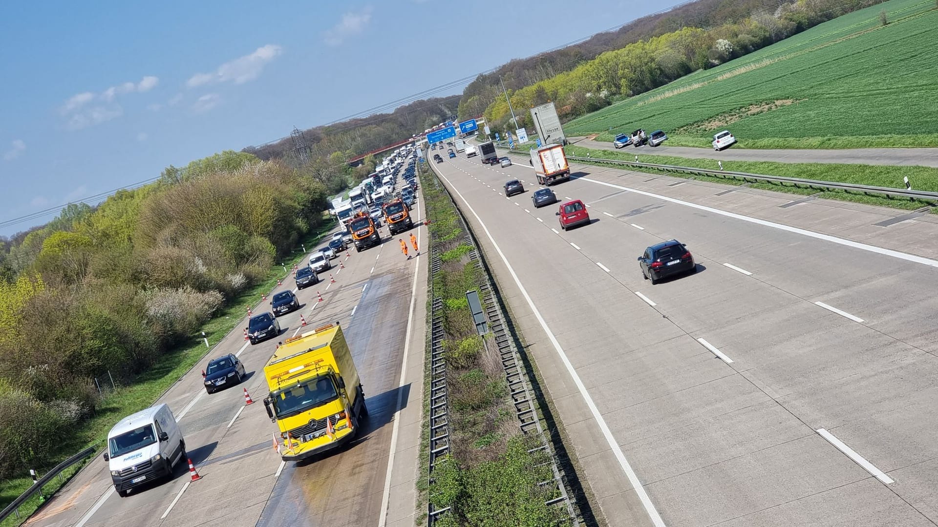 Hochspannungskabel stürzt auf Autobahn 7