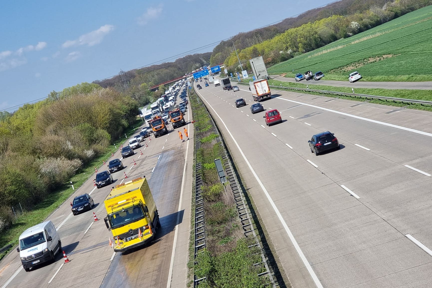 Hochspannungskabel stürzt auf Autobahn 7