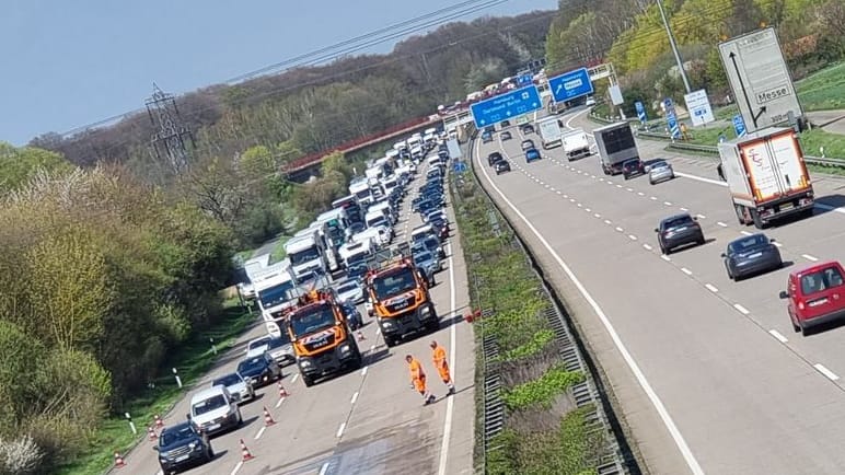 Hochspannungskabel stürzt auf Autobahn 7