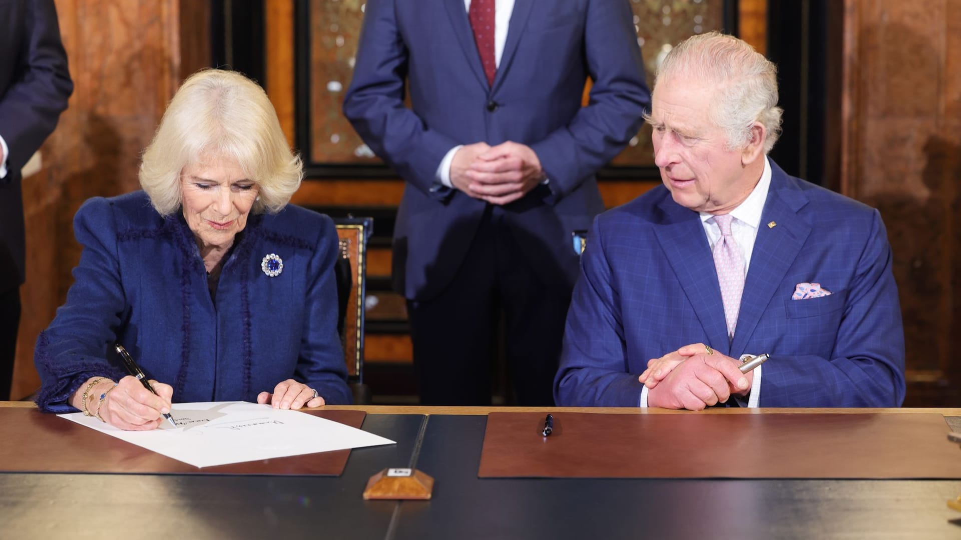 König Charles III. und Königsgemahlin Camilla: Sie haben sich am Freitag in das Goldene Buch im Hamburger Rathaus eingetragen. König Charles III. und Königsgemahlin Camilla: Sie haben sich am Freitag in das Goldene Buch im Hamburger Rathaus eingetragen.