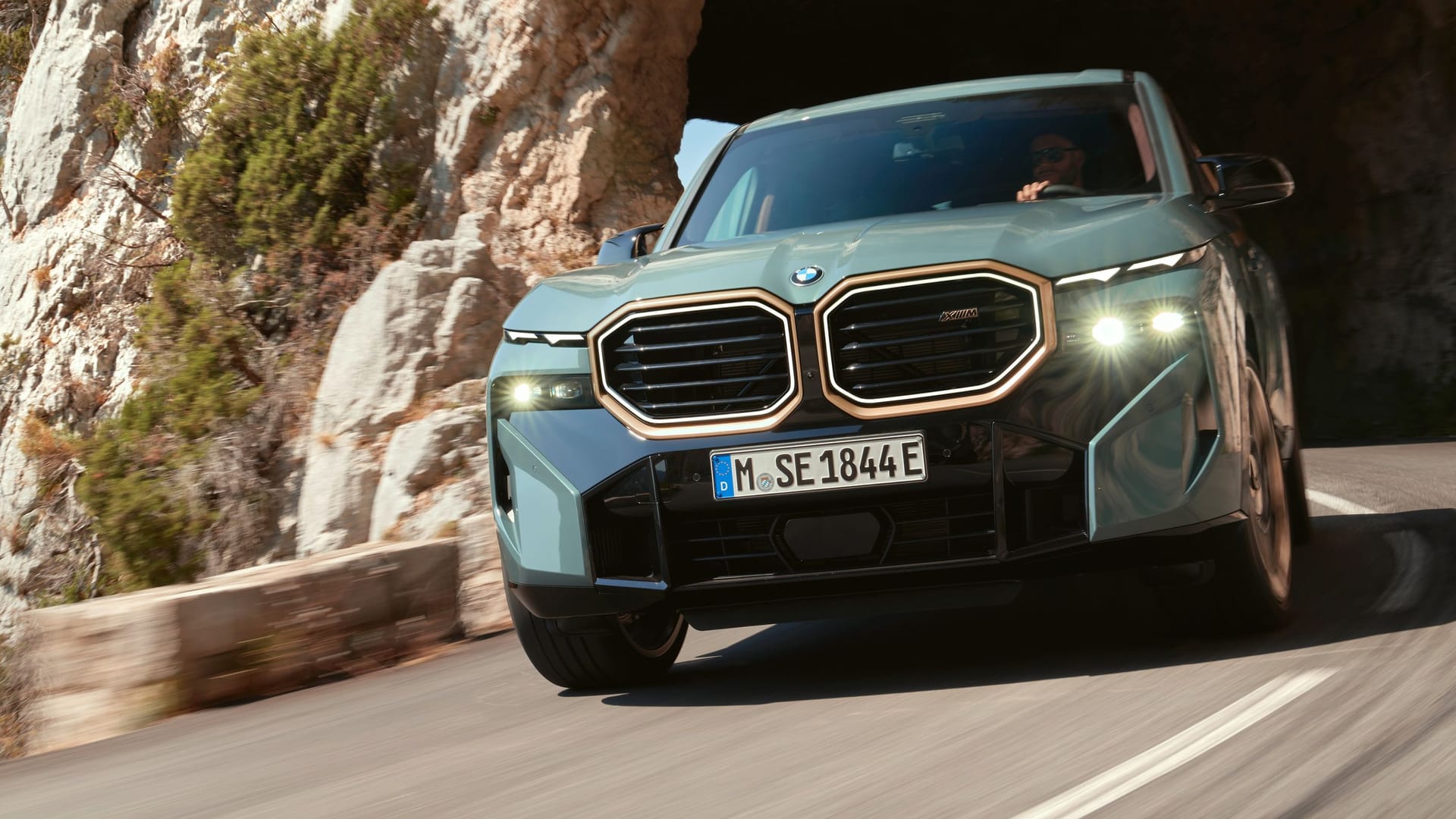 BMW XM: Mit bis zu 2,7 Tonnen ist das SUV so schwer wie ein Wohnmobil.