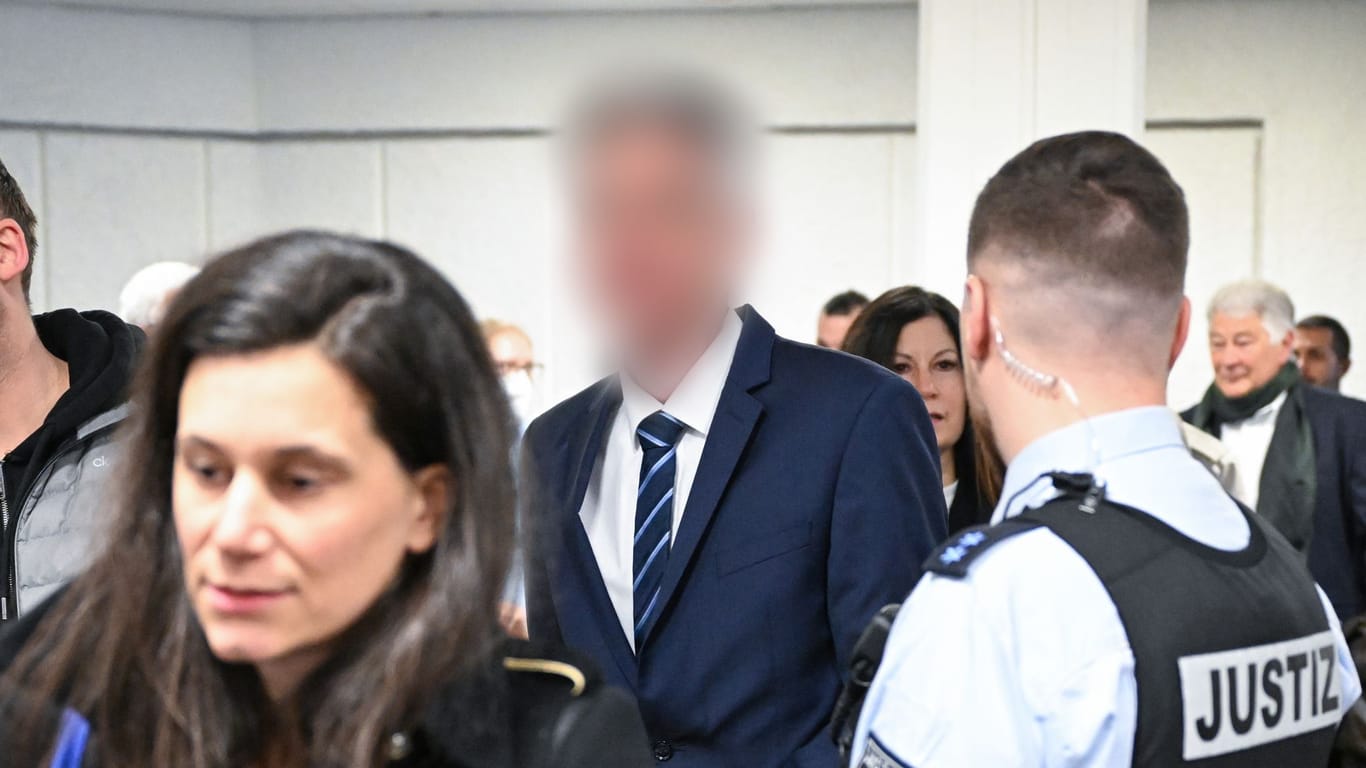 Der Angeklagte (Mitte) beim Prozessauftakt im Stuttgarter Landgericht: Er ist wegen sexueller Nötigung angeklagt.