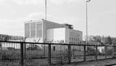 Das Versuchsatomkraftwerk Kahl in Bayern war das erste kommerziell genutzte Kernkraftwerk Deutschlands. 1961 speiste es erstmals Atomstrom ins öffentliche Netz ein. 25 Jahre später, 1985, wurde das VAK Kahl wie geplant stillgelegt, denn es sollte vor allem als Testlauf für die Atomstromproduktion in Deutschland dienen. Mittlerweile ist der Reaktor vollständig zurückgebaut.