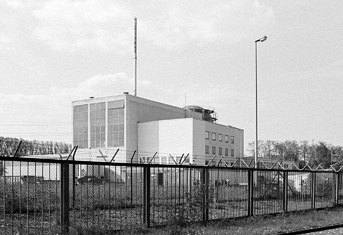 Das Versuchsatomkraftwerk Kahl in Bayern war das erste kommerziell genutzte Kernkraftwerk Deutschlands. 1961 speiste es erstmals Atomstrom ins öffentliche Netz ein. 25 Jahre später, 1985, wurde das VAK Kahl wie geplant stillgelegt, denn es sollte vor allem als Testlauf für die Atomstromproduktion in Deutschland dienen. Mittlerweile ist der Reaktor vollständig zurückgebaut.