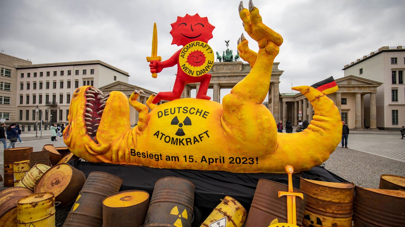 Greenpeace feierte den Atomausstieg am 15. April mit einem "AKW-Dinosaurier" vor dem Brandenburger Tor in Berlin.