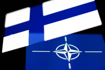 Die Flaggen Finnlands und der Nato: Am Dienstag tritt das skandinavische Land offiziell dem Militärbündnis bei.