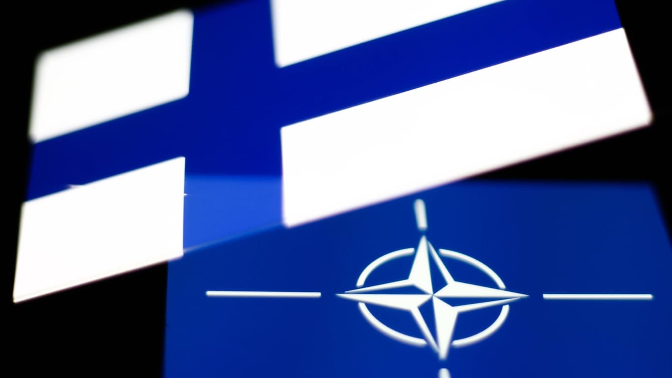 Die Flaggen Finnlands und der Nato: Am Dienstag tritt das skandinavische Land offiziell dem Militärbündnis bei.
