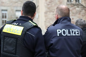 Zwei Polizeibeamte (Symbolbild): Das Bundespolizeigesetz soll reformiert werden.