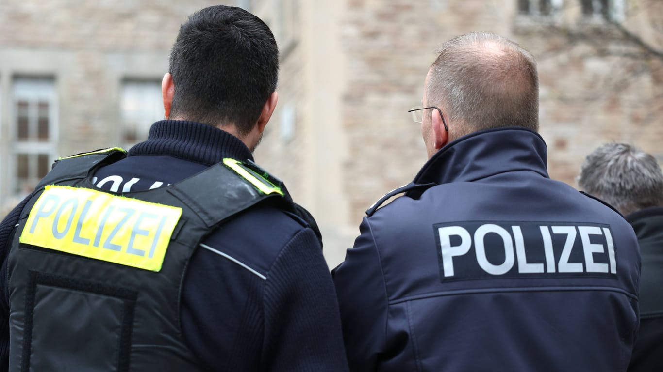Zwei Polizeibeamte (Symbolbild): Das Bundespolizeigesetz soll reformiert werden.