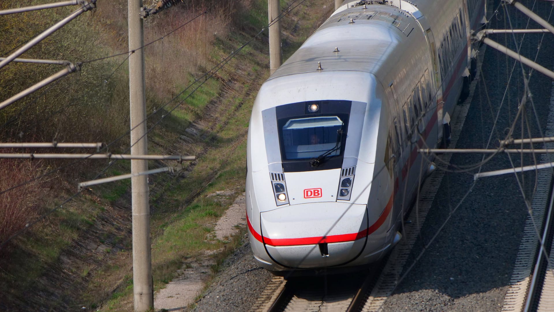 Ein ICE der Deutschen Bahn (Archivfoto): Zunächst gab es Pläne, das Instandhaltungswerk in Bayern zu bauen. Diese sind seit kurzem jedoch vom Tisch.