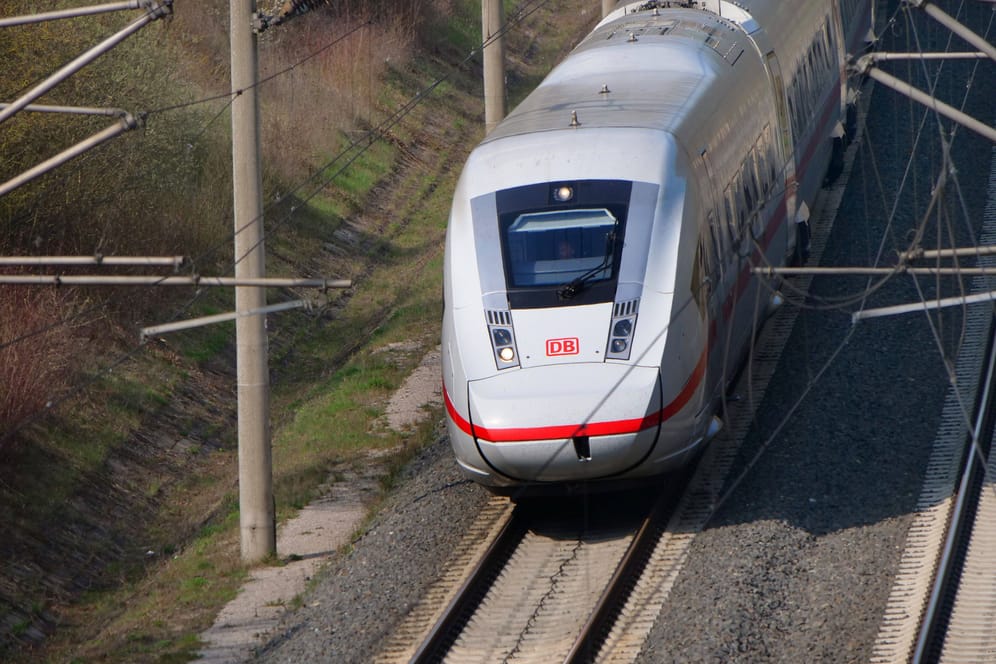 Ein ICE der Deutschen Bahn (Archivfoto): Zunächst gab es Pläne, das Instandhaltungswerk in Bayern zu bauen. Diese sind seit kurzem jedoch vom Tisch.