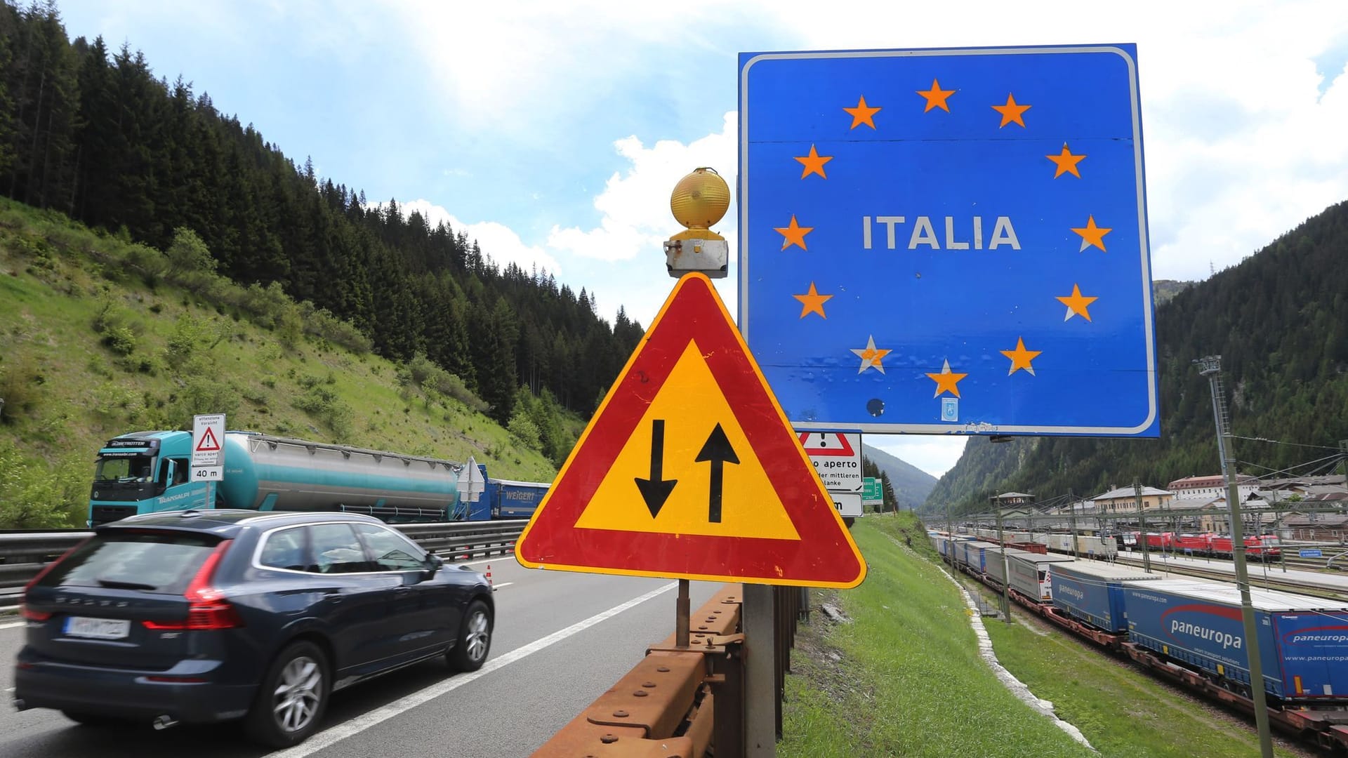 Grenzzeichen Italien am Straßenrand