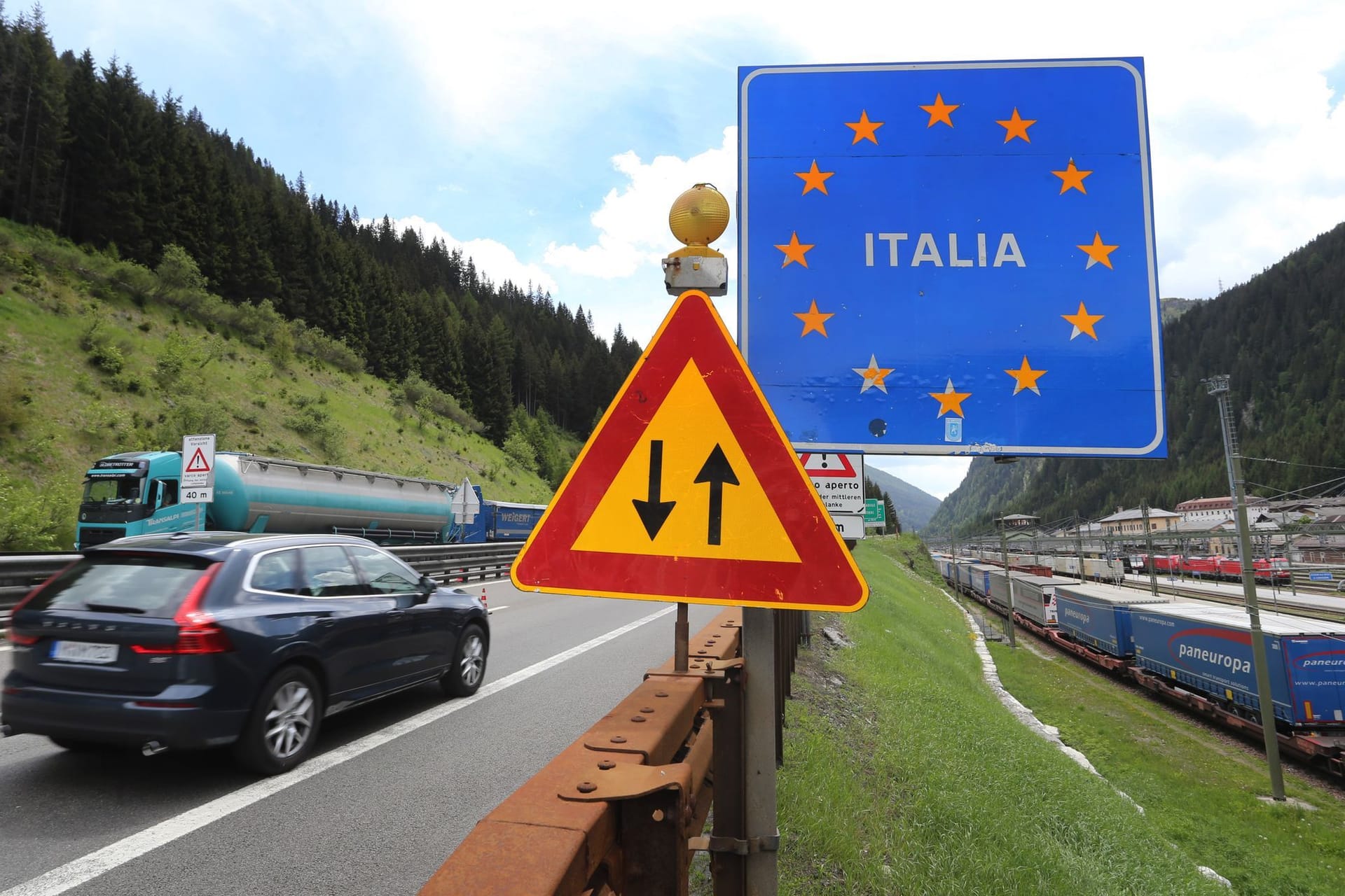 Grenzzeichen Italien am Straßenrand