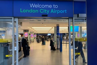 London City Airport: Der Flughafen hat die 100-Milliliter-Grenze fΓΌr FlΓΌssigkeiten im HandgepΓ€ck gestrichen. London City Airport: Der Flughafen hat die 100-Milliliter-Grenze fΓΌr FlΓΌssigkeiten im HandgepΓ€ck gestrichen.