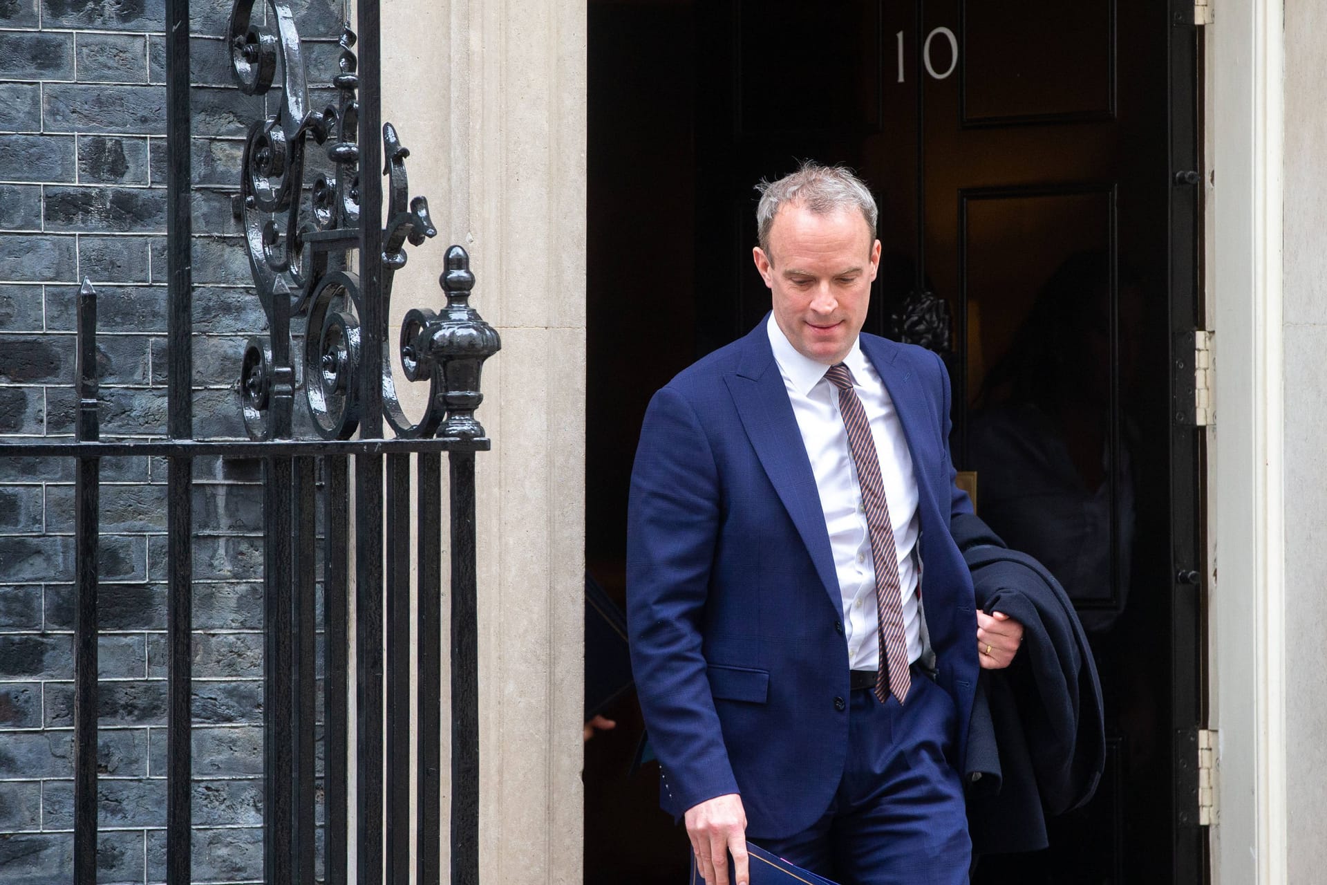 Dominic Raab verlässt den Sitz des Premierministers Rishi Sunak in London.