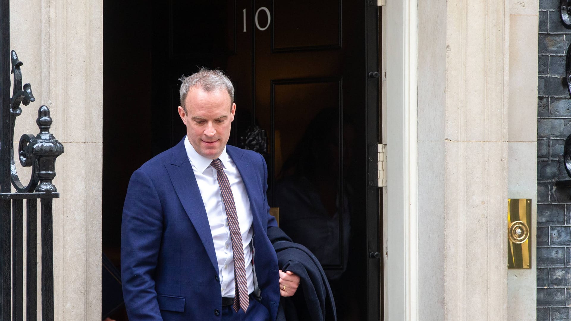 Dominic Raab verlässt den Sitz des Premierministers Rishi Sunak in London.