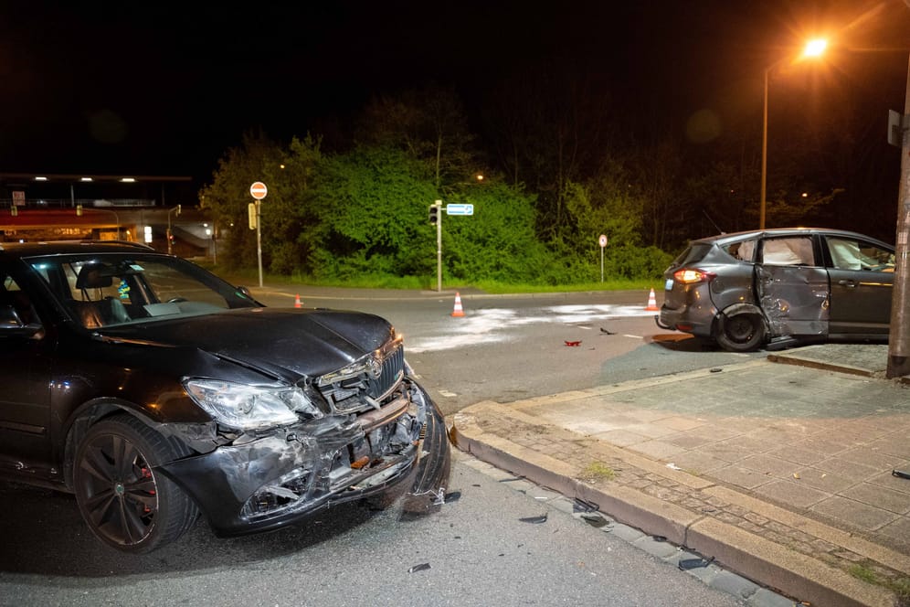 Auf dem Frankenschnellweg auf Höhe der Rothenburger Straße kam es in der Montagnacht zu einem folgenschweren Unfall.