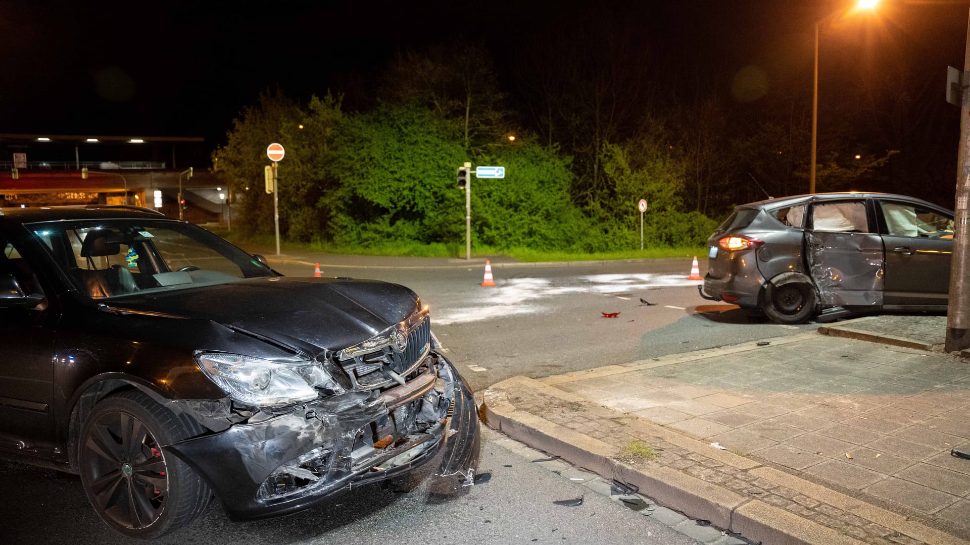 Auf dem Frankenschnellweg auf Höhe der Rothenburger Straße kam es in der Montagnacht zu einem folgenschweren Unfall. Auf dem Frankenschnellweg auf Höhe der Rothenburger Straße kam es in der Montagnacht zu einem folgenschweren Unfall.