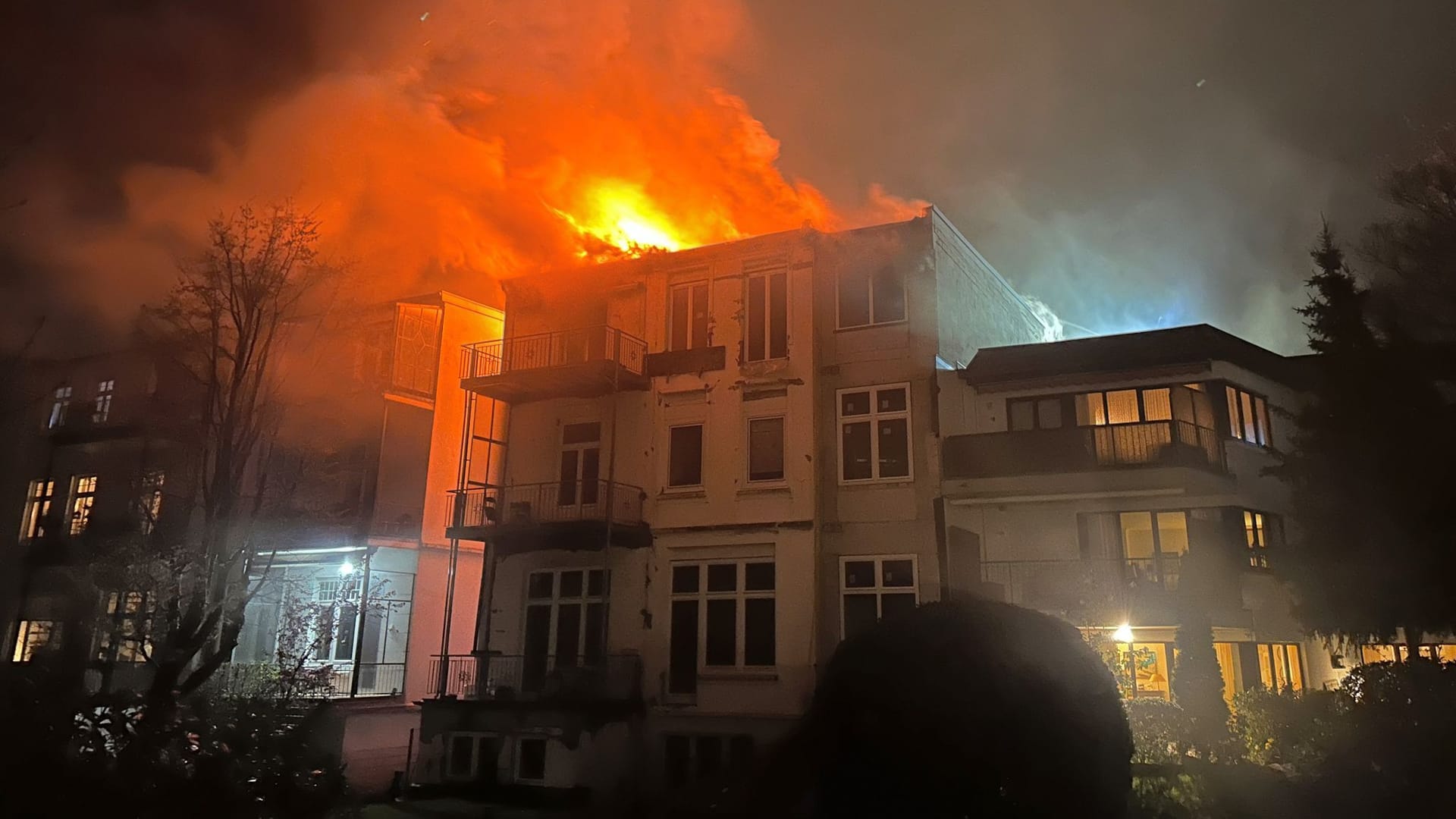 Feuerwehr rettet zwei Menschen bei Brand Feuerwehr rettet zwei Menschen bei Brand