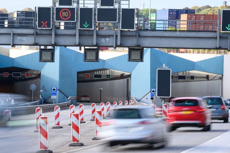 Fahrzeuge fahren auf der A7 in das Südportal des Elbtunnels (Archivbild): Es kommt zu langen Staus.