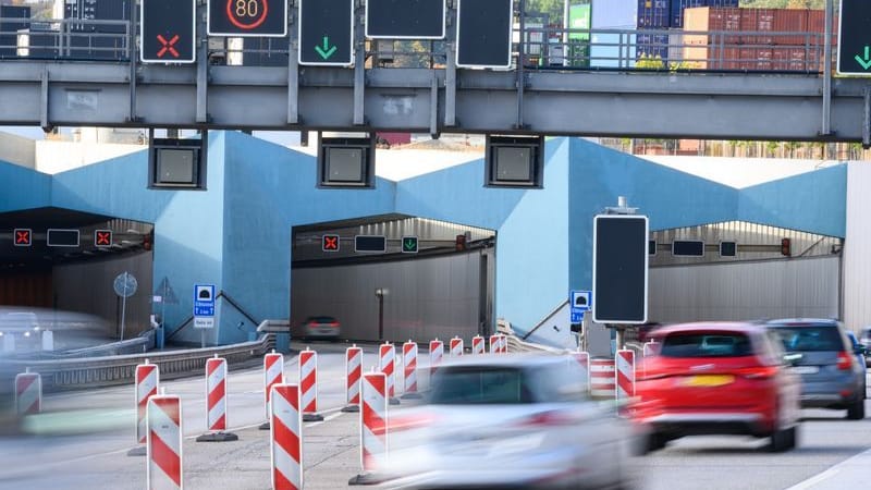 Fahrzeuge fahren auf der A7 in das Südportal des Elbtunnels (Archivbild): Es kommt zu langen Staus.