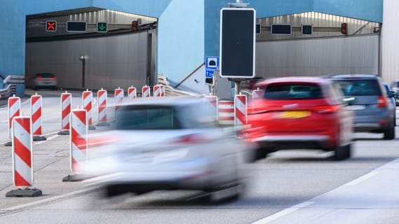 Fahrzeuge fahren auf der A7 in das Südportal des Elbtunnels (Archivbild): Es kommt zu langen Staus.