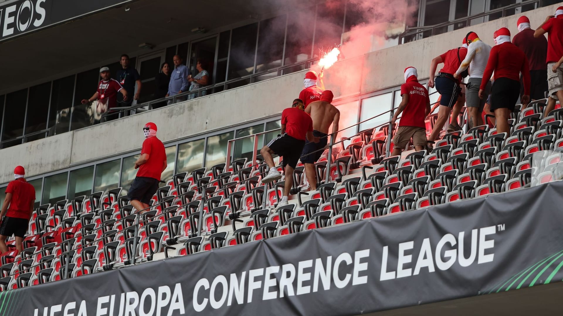 Fans laufen mit Pyrotechnik über die Tribüne (Archivbild): Der Verurteilte hatte offenbar unter anderem einen Pfosten nach Menschen geworfen. Fans laufen mit Pyrotechnik über die Tribüne (Archivbild): Der Verurteilte hatte offenbar unter anderem einen Pfosten nach Menschen geworfen.