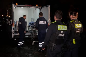 Mitarbeiter der Gerichtsmedizin transportieren an der Weserstraße eine Leiche zu ihrem Fahrzeug: In einem Bordell in einer Wohnung in Berlin-Friedrichshain ist eine Frau vermutlich getötet worden.