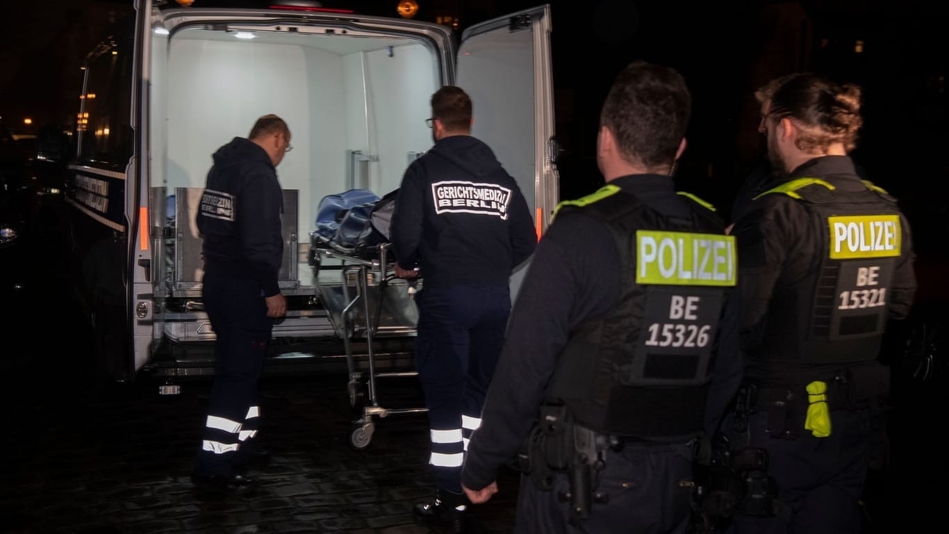 Mitarbeiter der Gerichtsmedizin transportieren an der Weserstraße eine Leiche zu ihrem Fahrzeug: In einem Bordell in einer Wohnung in Berlin-Friedrichshain ist eine Frau vermutlich getötet worden.