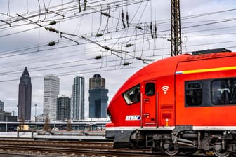 Regionalzug vor dem Hauptbahnhof in Frankfurt am Main: Bahnreisende können ab Mai das Deutschlandticket nutzen.