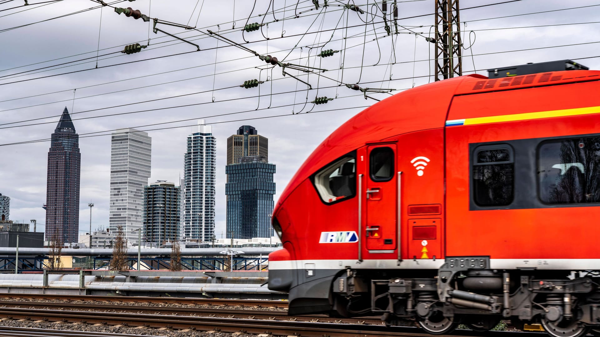 Regionalzug vor dem Hauptbahnhof in Frankfurt am Main: Bahnreisende können ab Mai das Deutschlandticket nutzen.