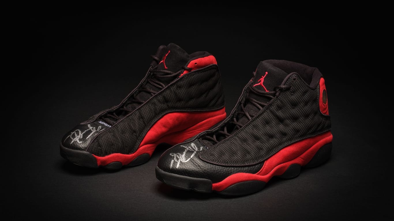 Die schwarz-roten Schuhe, die Michael Jordan in einigen Spielen getragen hat, haben einen neuen Besitzer.