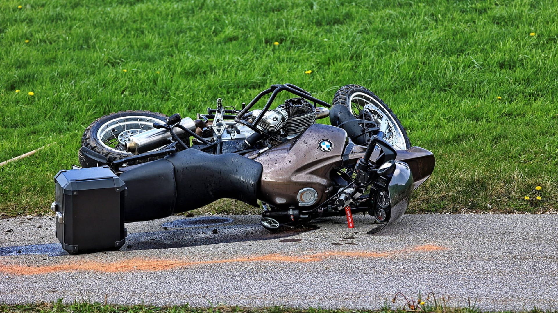 Ein Motorrad liegt am umgekippt am Straßenrand (Symbolbild): In Rommerskirchen ist ein 67-jähriger Motorradfahrer tödlich verunglückt.