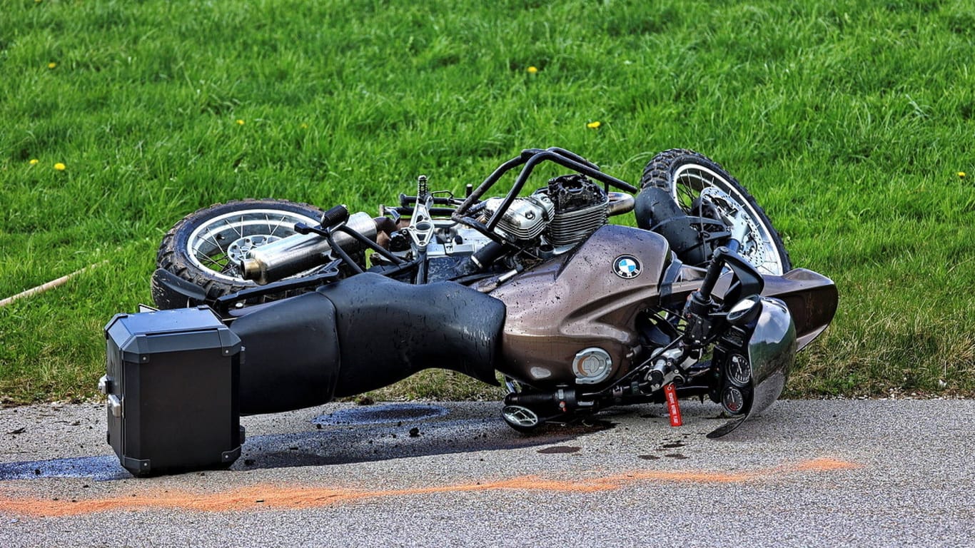 Ein Motorrad liegt am umgekippt am Straßenrand (Symbolbild): In Rommerskirchen ist ein 67-jähriger Motorradfahrer tödlich verunglückt.