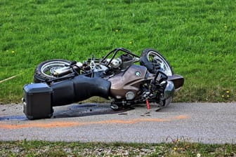 Ein Motorrad liegt am umgekippt am Straßenrand (Symbolbild): In Rommerskirchen ist ein 67-jähriger Motorradfahrer tödlich verunglückt.