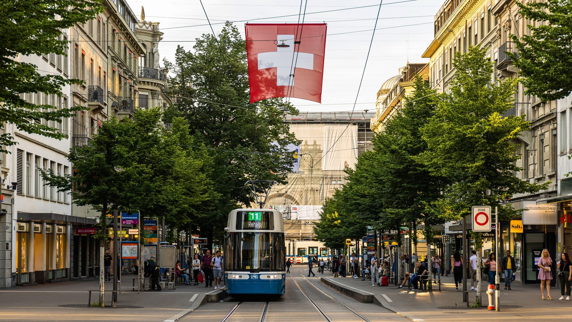 Ein Tram in Zürich (Archivbild): Die Schweiz liegt beim Ranking des Lebensstandars auf Platz 1.