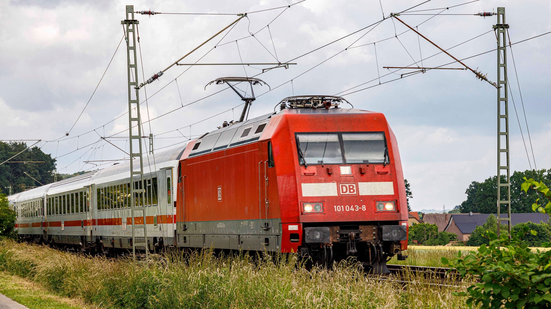 Ein IC in Fahrtrichtung Bremen: Wie schon um das 9-Euro-Ticket gibt es nun auch um das 49-Euro-Ticket Verwirrung. Ein IC in Fahrtrichtung Bremen: Wie schon um das 9-Euro-Ticket gibt es nun auch um das 49-Euro-Ticket Verwirrung.