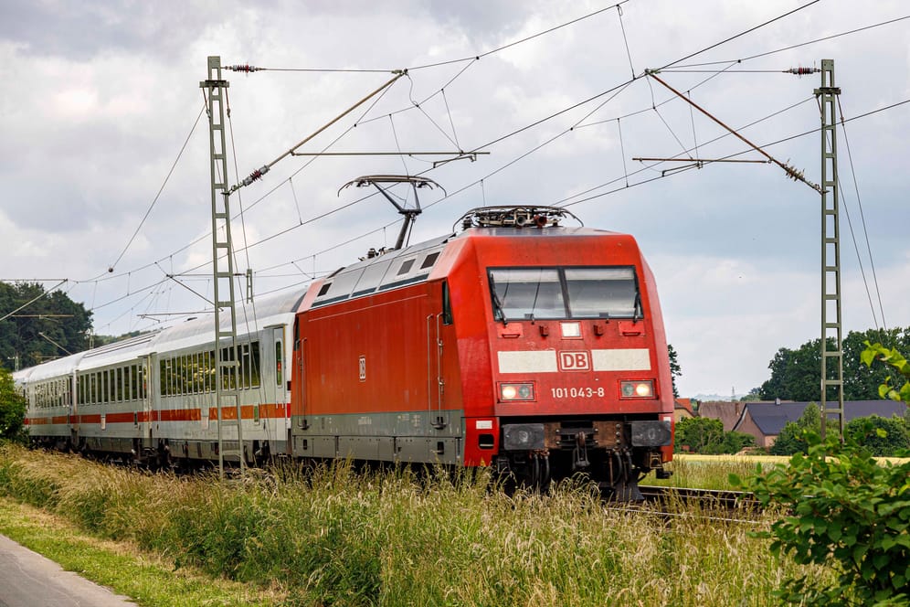 Ein IC in Fahrtrichtung Bremen: Wie schon um das 9-Euro-Ticket gibt es nun auch um das 49-Euro-Ticket Verwirrung.