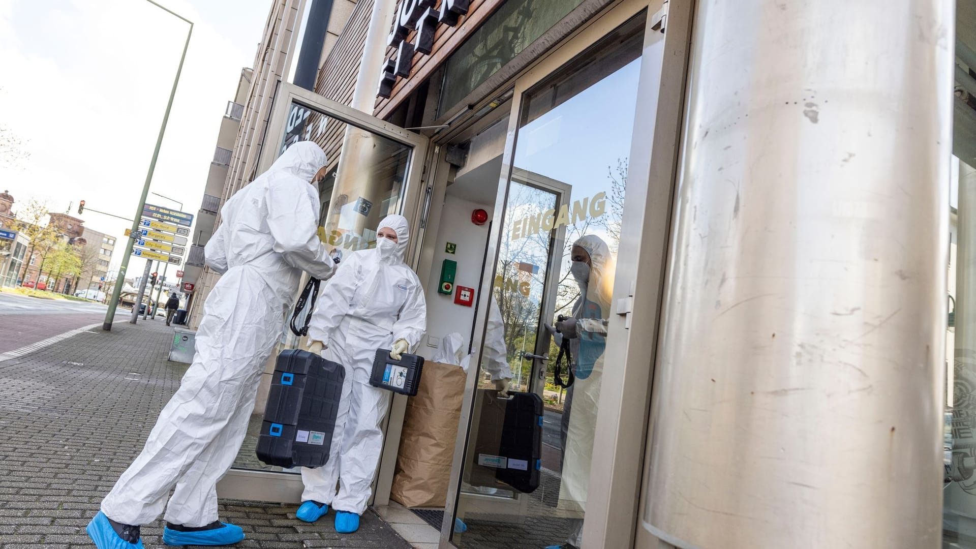 Duisburg: Beamte der Spurensicherung arbeiten am Tatort.
