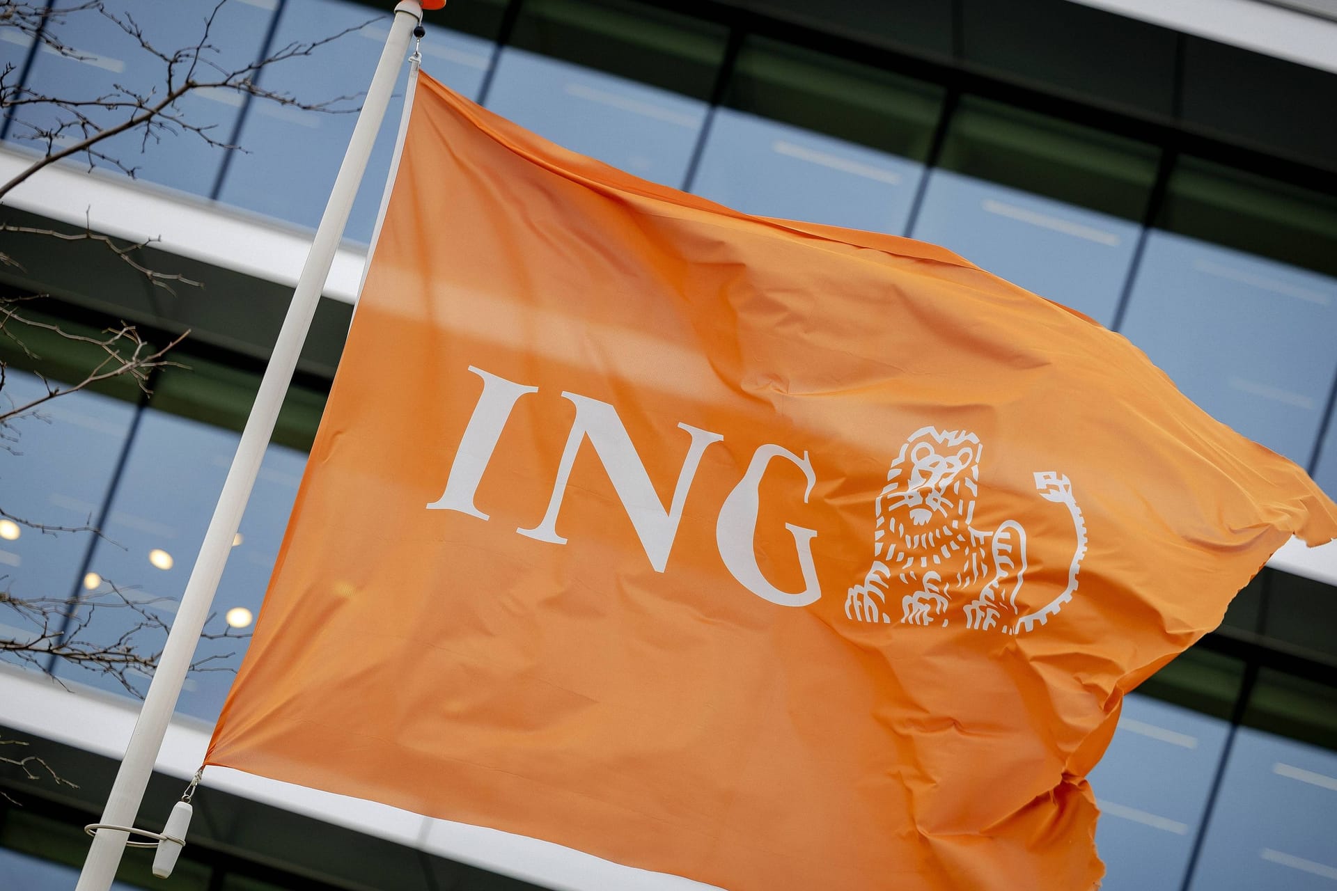 Fahne mit ING-Logo: Die Direktbank bietet seit Mittwoch drei Prozent Zinsen auf neues Tagesgeld. Fahne mit ING-Logo: Die Direktbank bietet seit Mittwoch drei Prozent Zinsen auf neues Tagesgeld.
