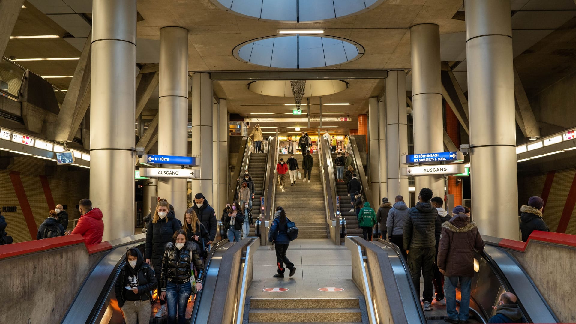 Plärrer in Nürnberg (Symbolbild): Mit dem Sozialticket können finanziell schwächer gestellte Nürnberger günstig den Nahverkehr nutzen - nun auch in ganz Deutschland.