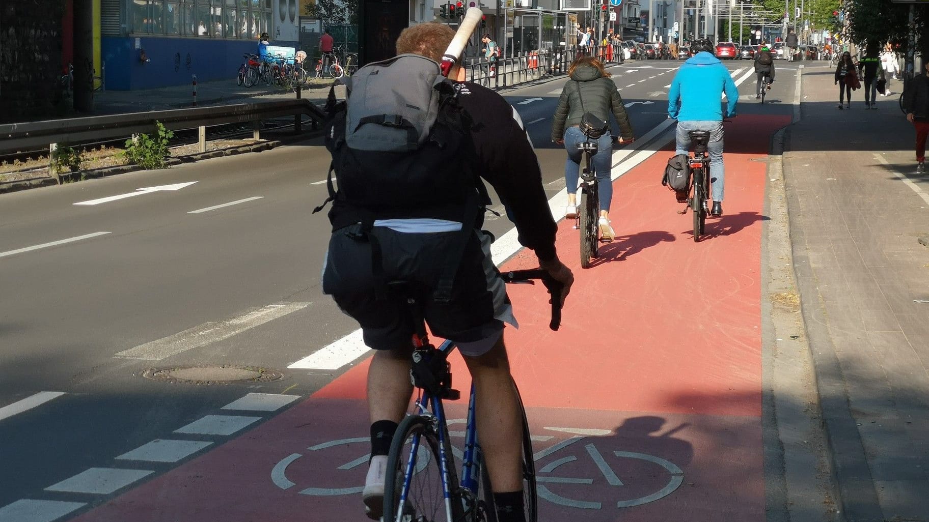 Foto des Radfahrstreifens auf der Richard-Wagner-Straße. Zu sehen sind mehrere Radfahrende, die den neu markierten Radfahrstreifen nutzen.