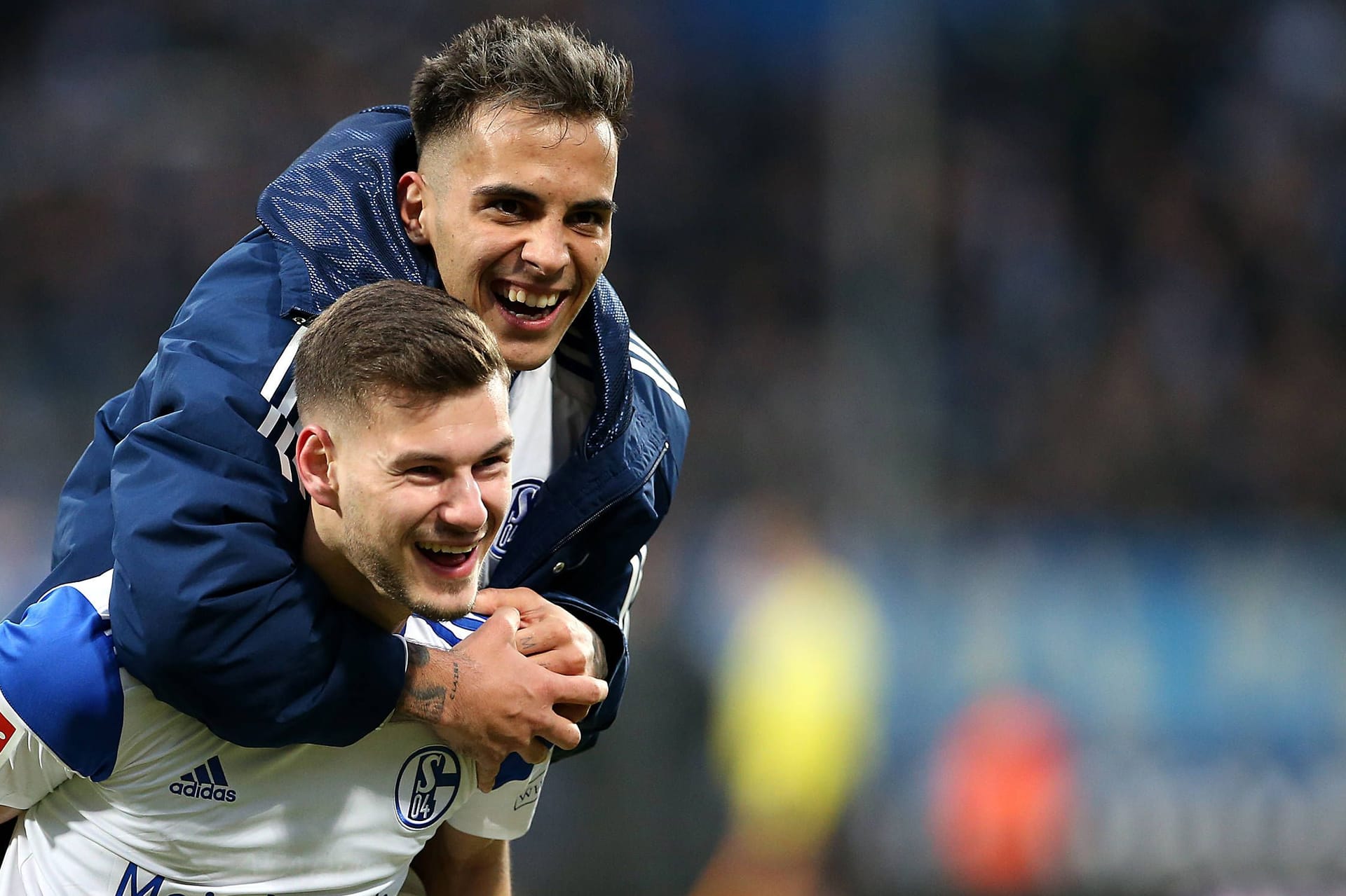 Rodrigo Zalazar (oben) und Tom Krauß: Die Schalker Spieler treffen am Samstagnachmittag auf Bayer Leverkusen.