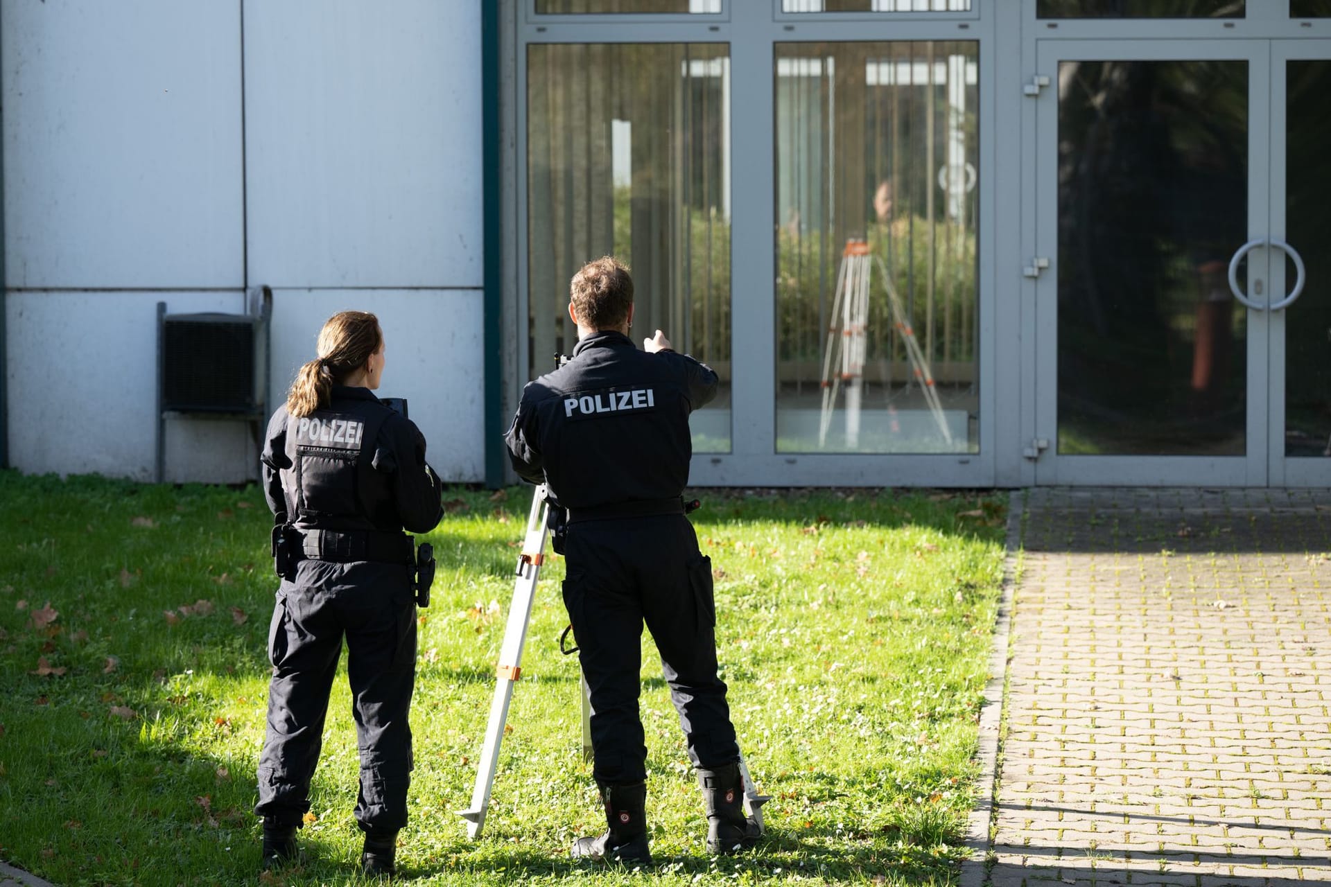 Brandursachenermittler der Polizei (Archivbild): Sie stehen vor der Flüchtlingsunterkunft.