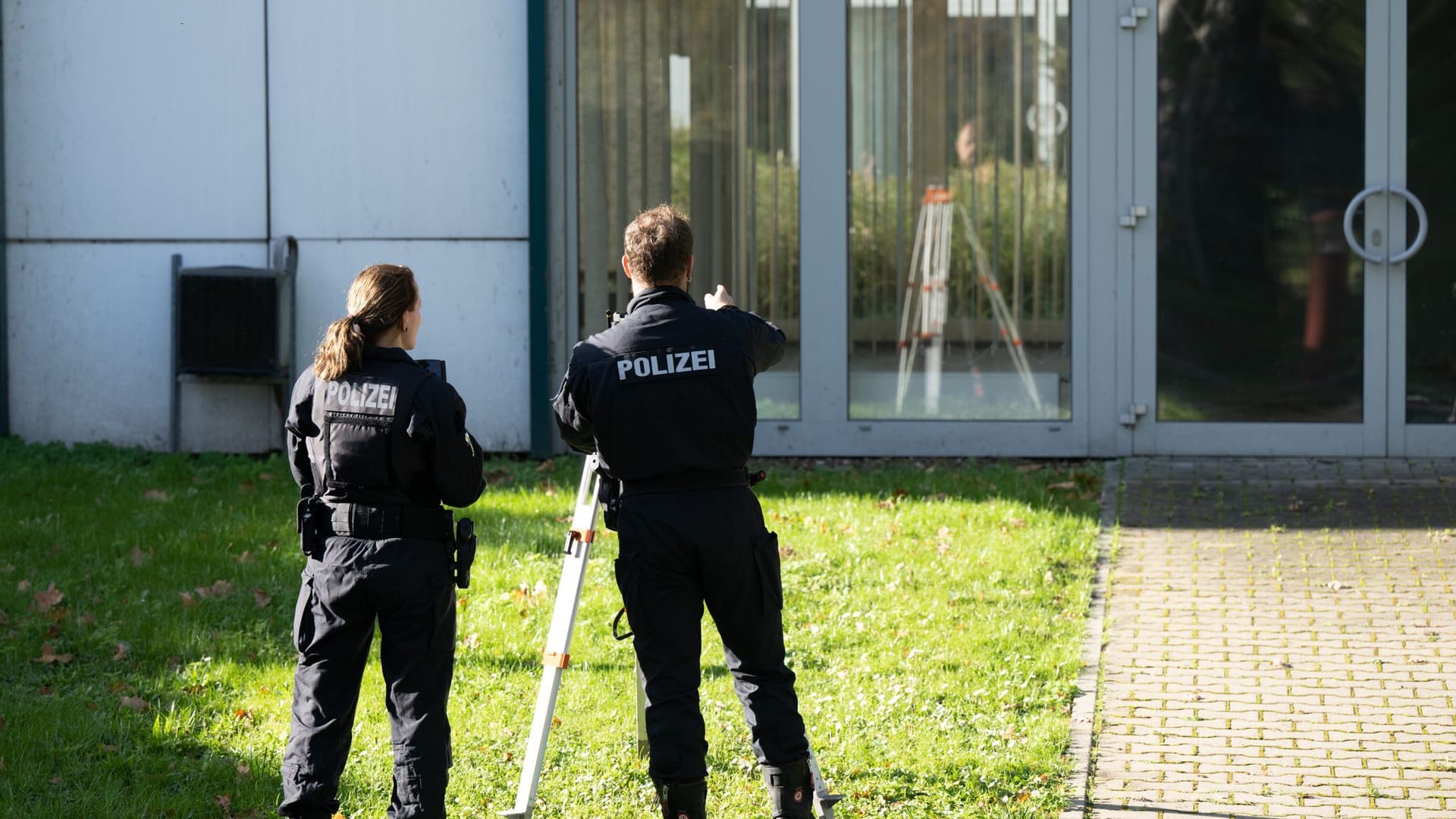 Brandursachenermittler der Polizei (Archivbild): Sie stehen vor der Flüchtlingsunterkunft.