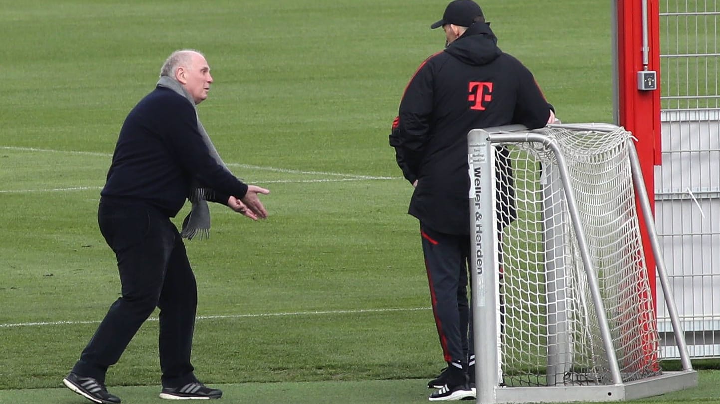 Uli Hoeneß und Thomas Tuchel: Der Ehrenpräsident besuchte Chefcoach Thomas Tuchel am Mittwoch beim Training an der Säbener Straße.