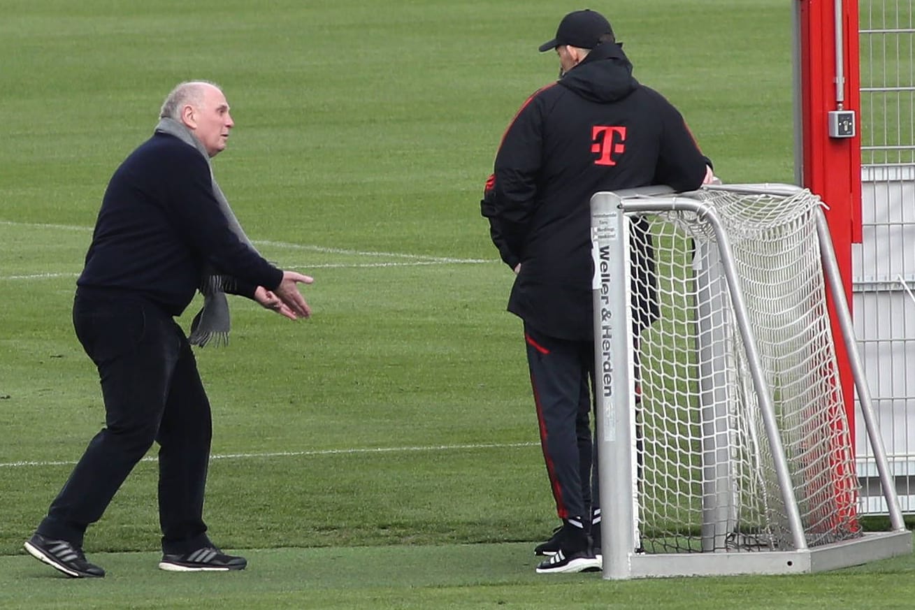 Uli Hoeneß und Thomas Tuchel: Der Ehrenpräsident besuchte Chefcoach Thomas Tuchel am Mittwoch beim Training an der Säbener Straße.